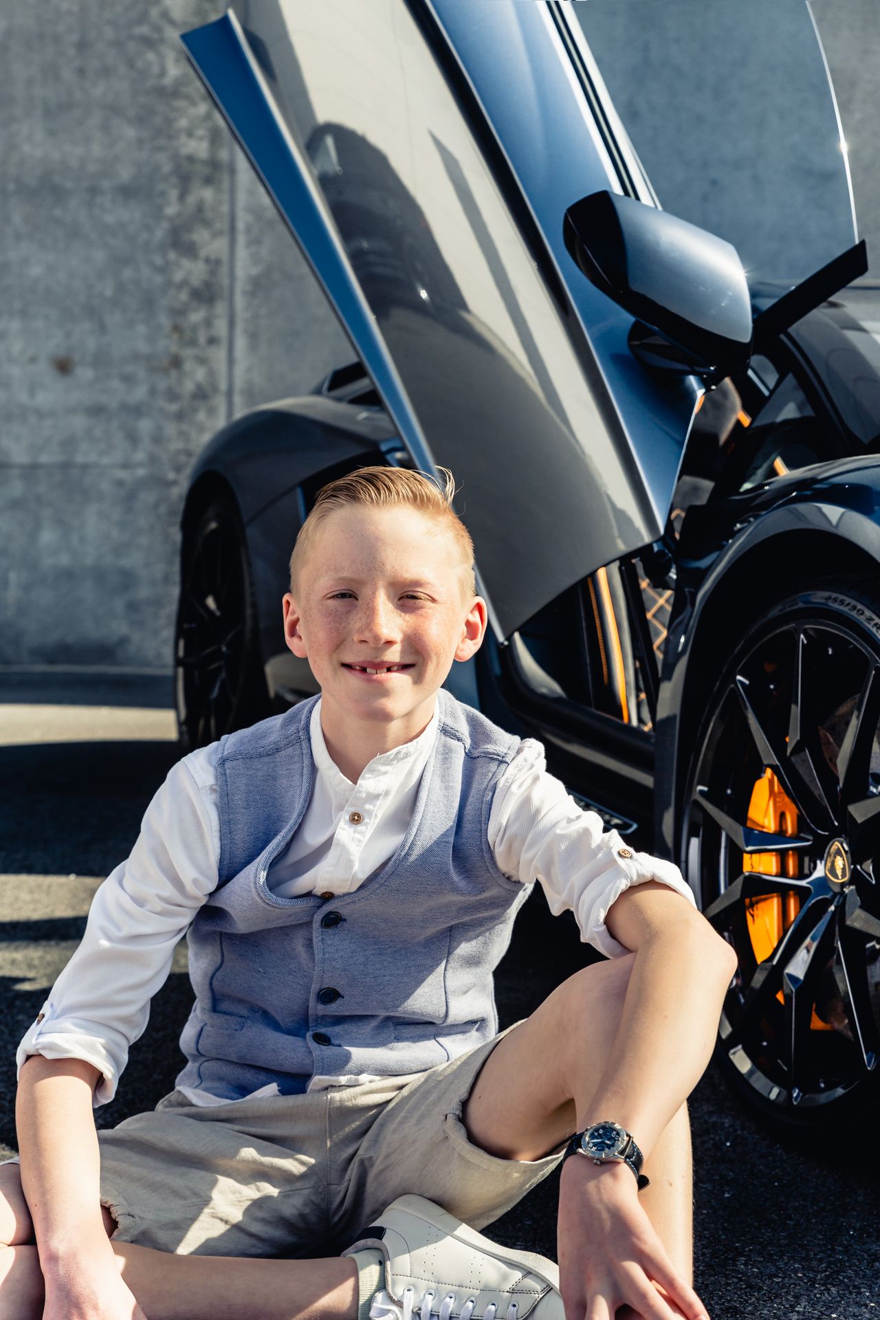 Detailfoto van een zilveren Lamborghini Aventador tijdens een communieshoot op locatie.