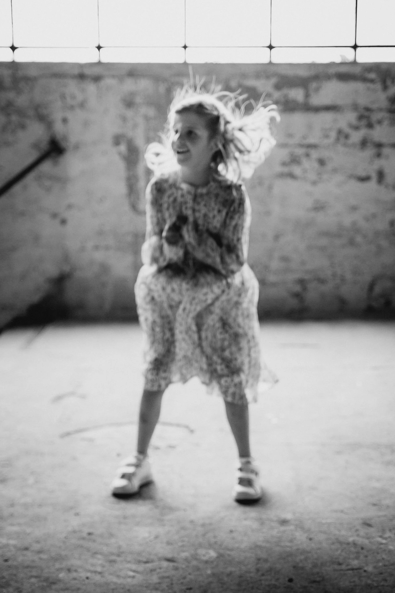 Industriële achtergrond met zachte lichtinval tijdens communieshoot.