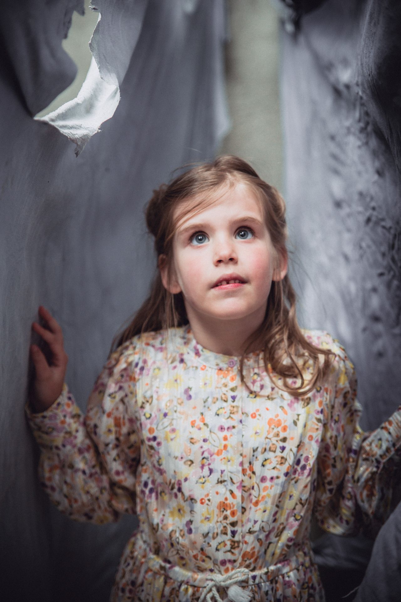 Industriële achtergrond met zachte lichtinval tijdens communieshoot.