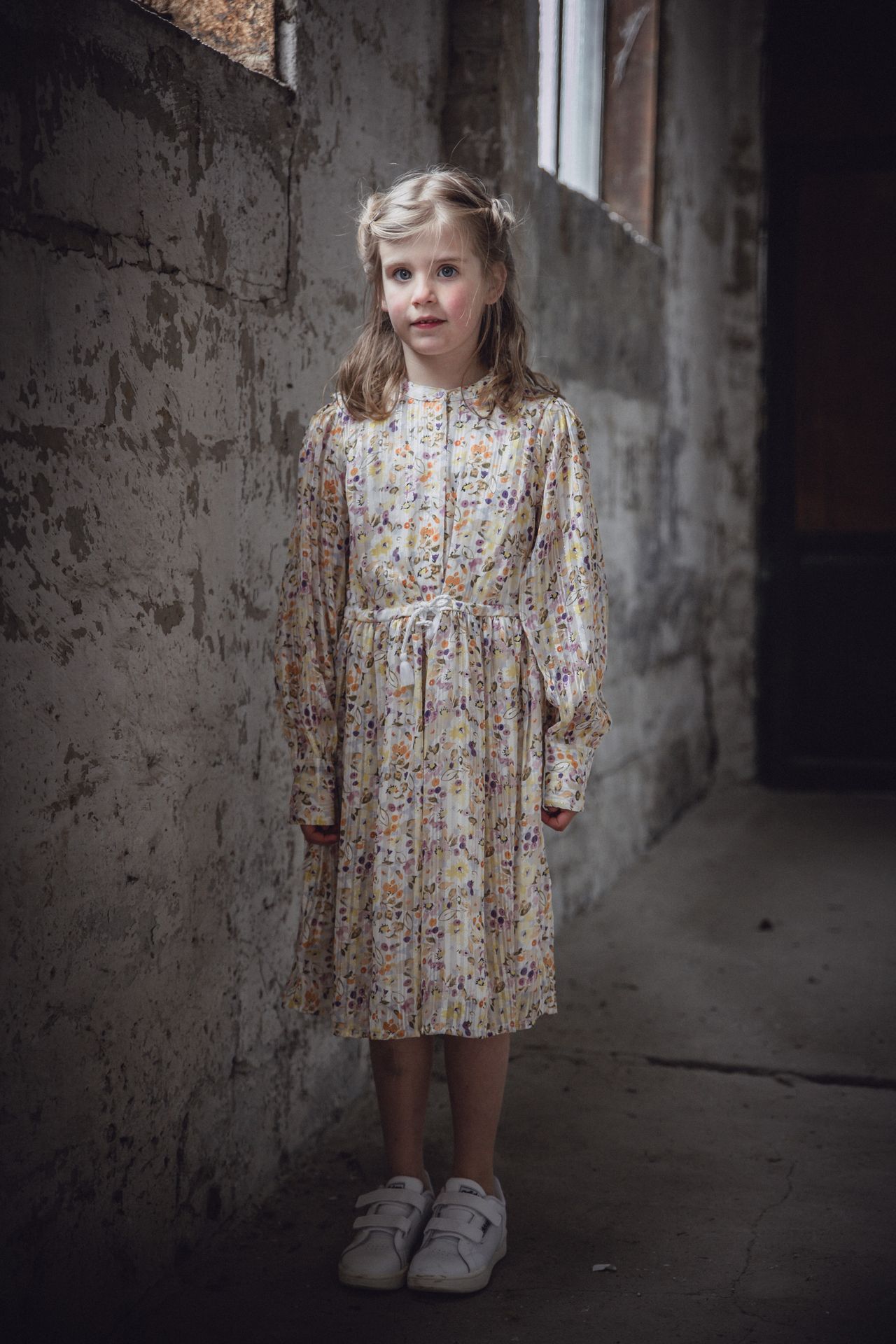 Industriële achtergrond met zachte lichtinval tijdens communieshoot.