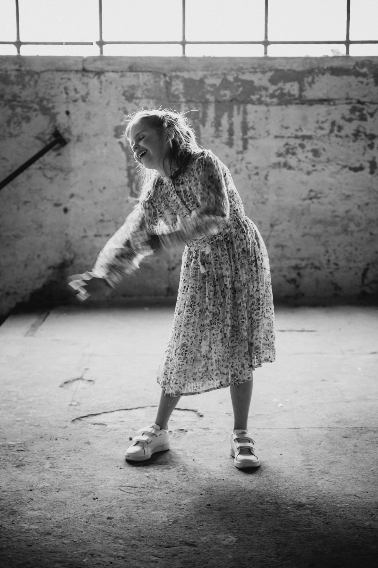 Communiekind in elegante outfit in een oude industriële fabriek