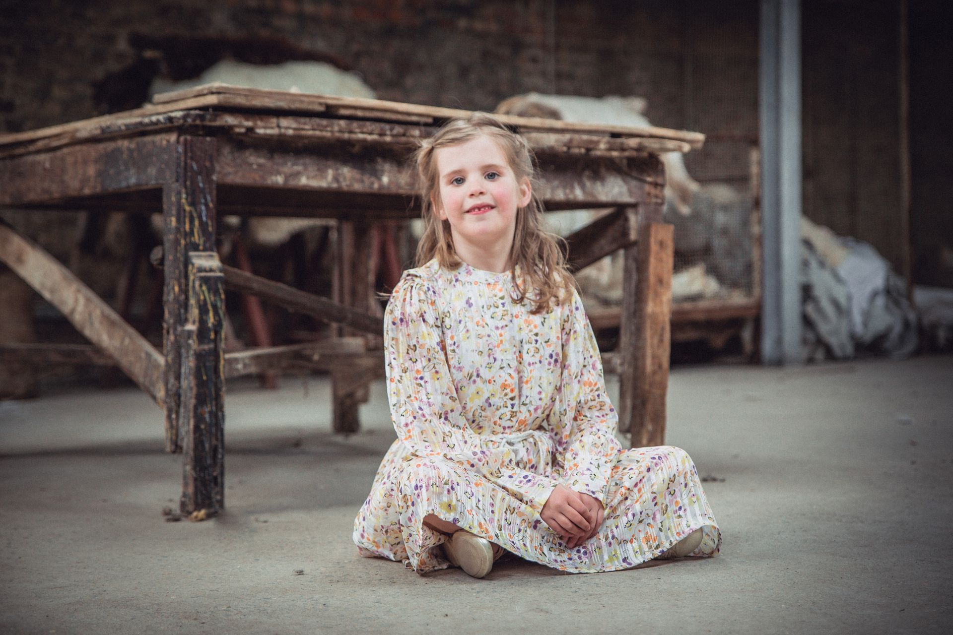 Industriële achtergrond met zachte lichtinval tijdens communieshoot.