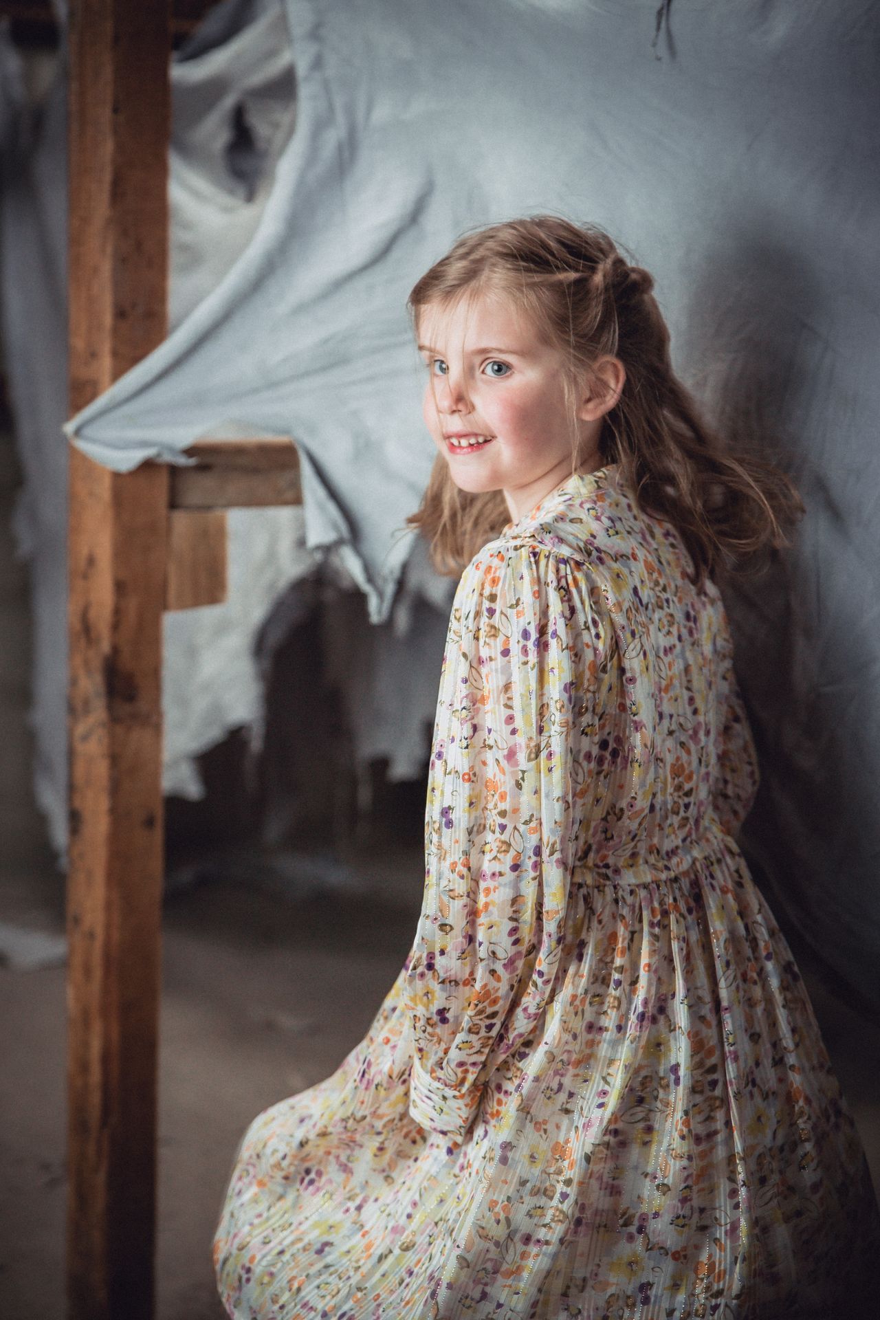 Industriële achtergrond met zachte lichtinval tijdens communieshoot.