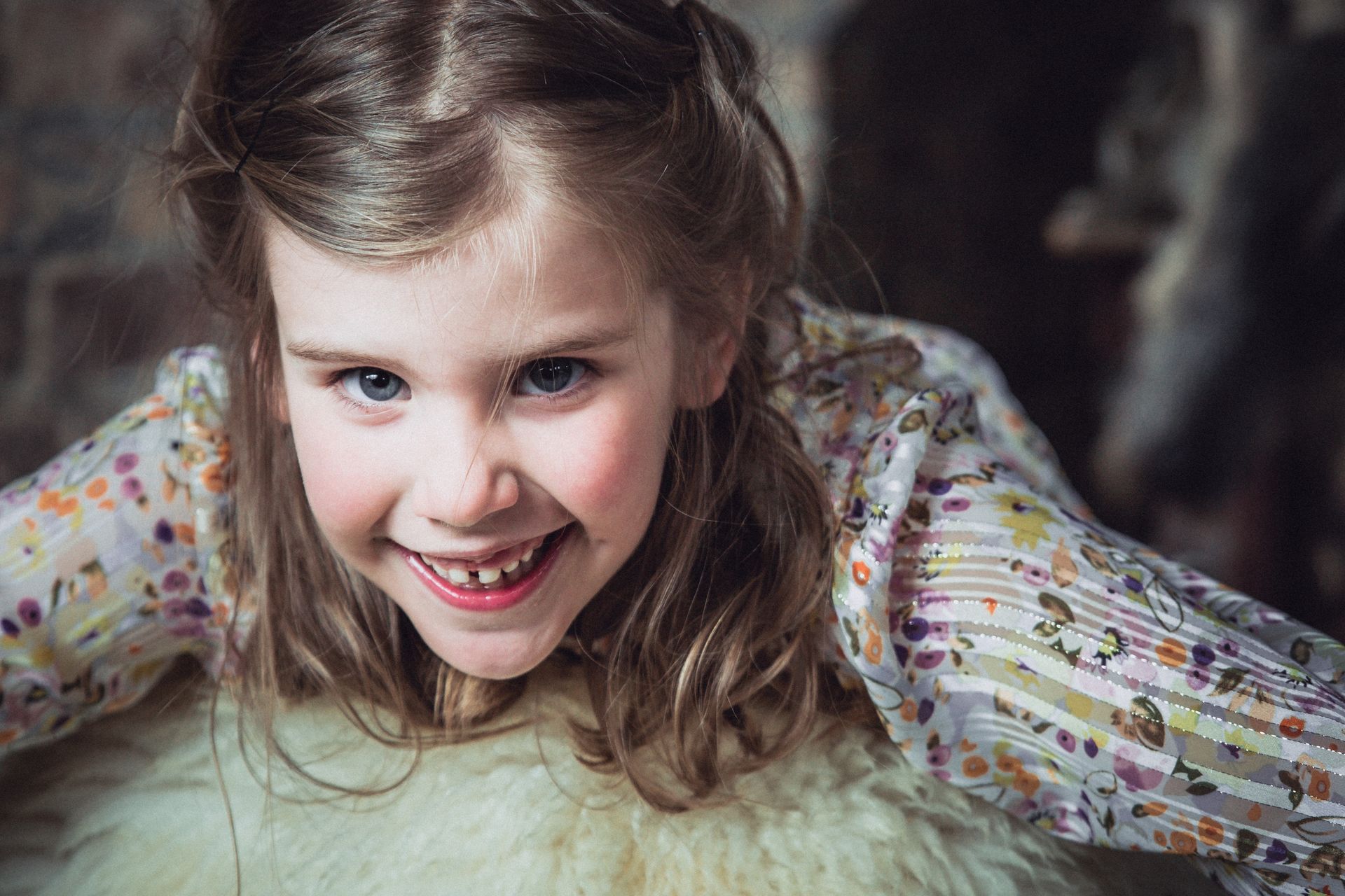 Communiekind in elegante outfit in een oude industriële fabriek