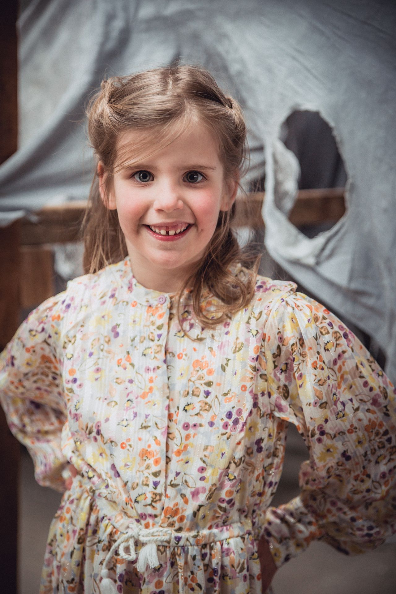 Industriële achtergrond met zachte lichtinval tijdens communieshoot.