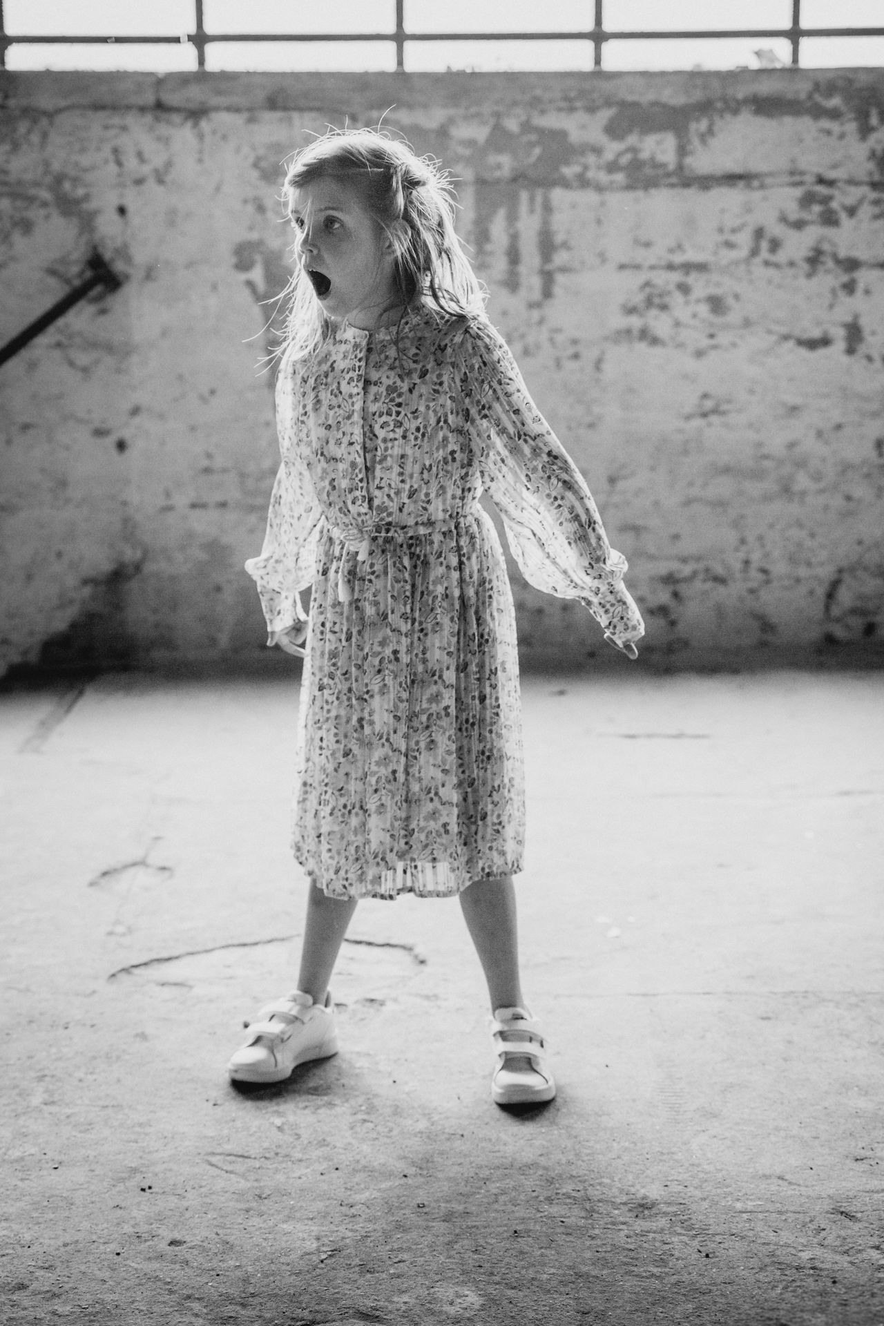 Industriële achtergrond met zachte lichtinval tijdens communieshoot.