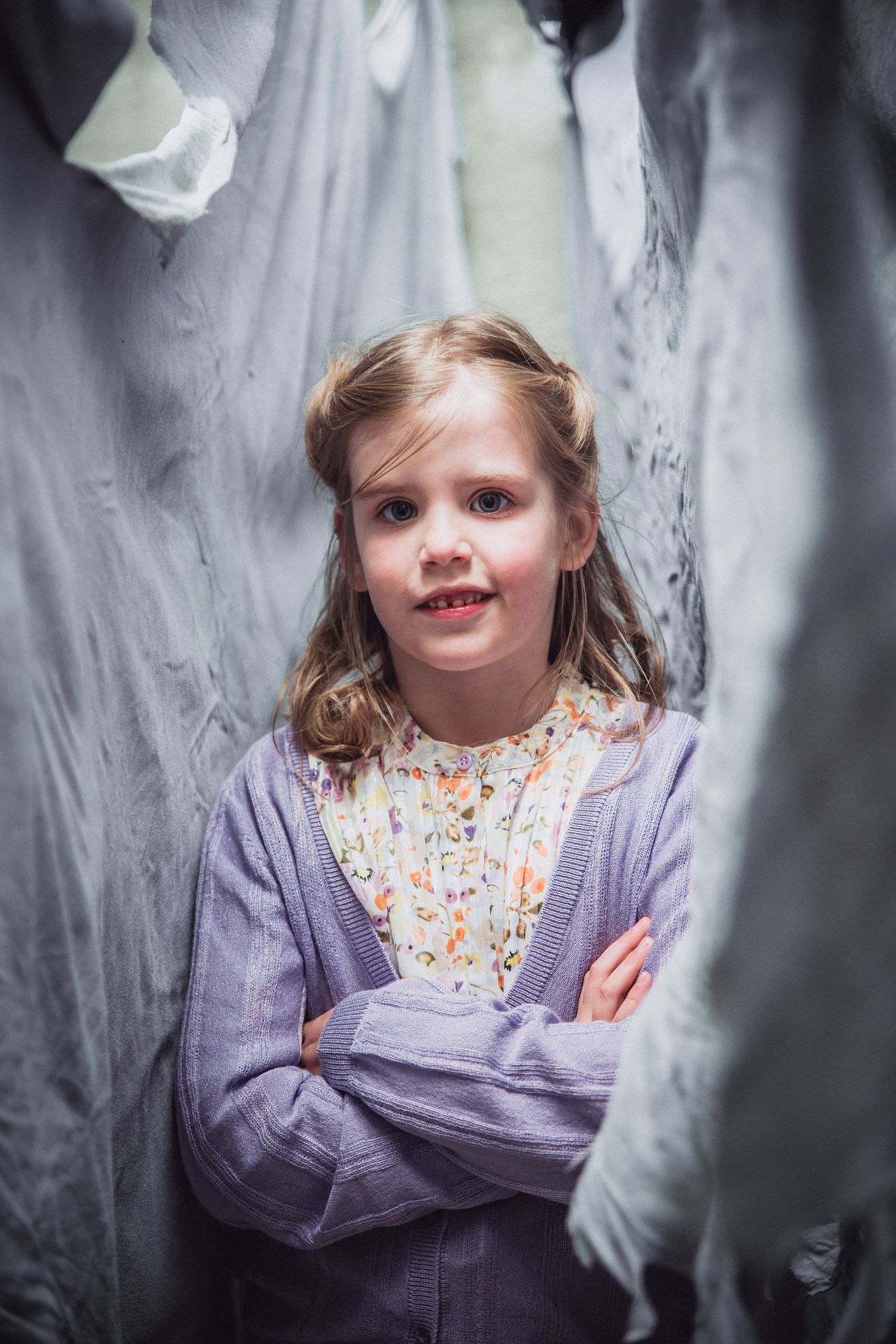 Communiekind in elegante outfit in een oude industriële fabriek