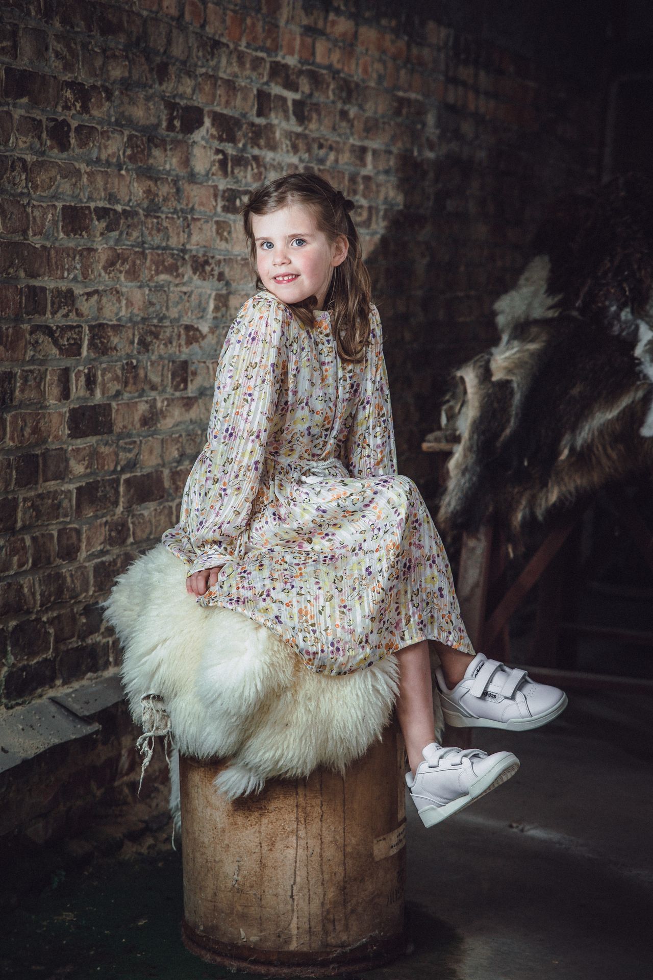 Industriële achtergrond met zachte lichtinval tijdens communieshoot.