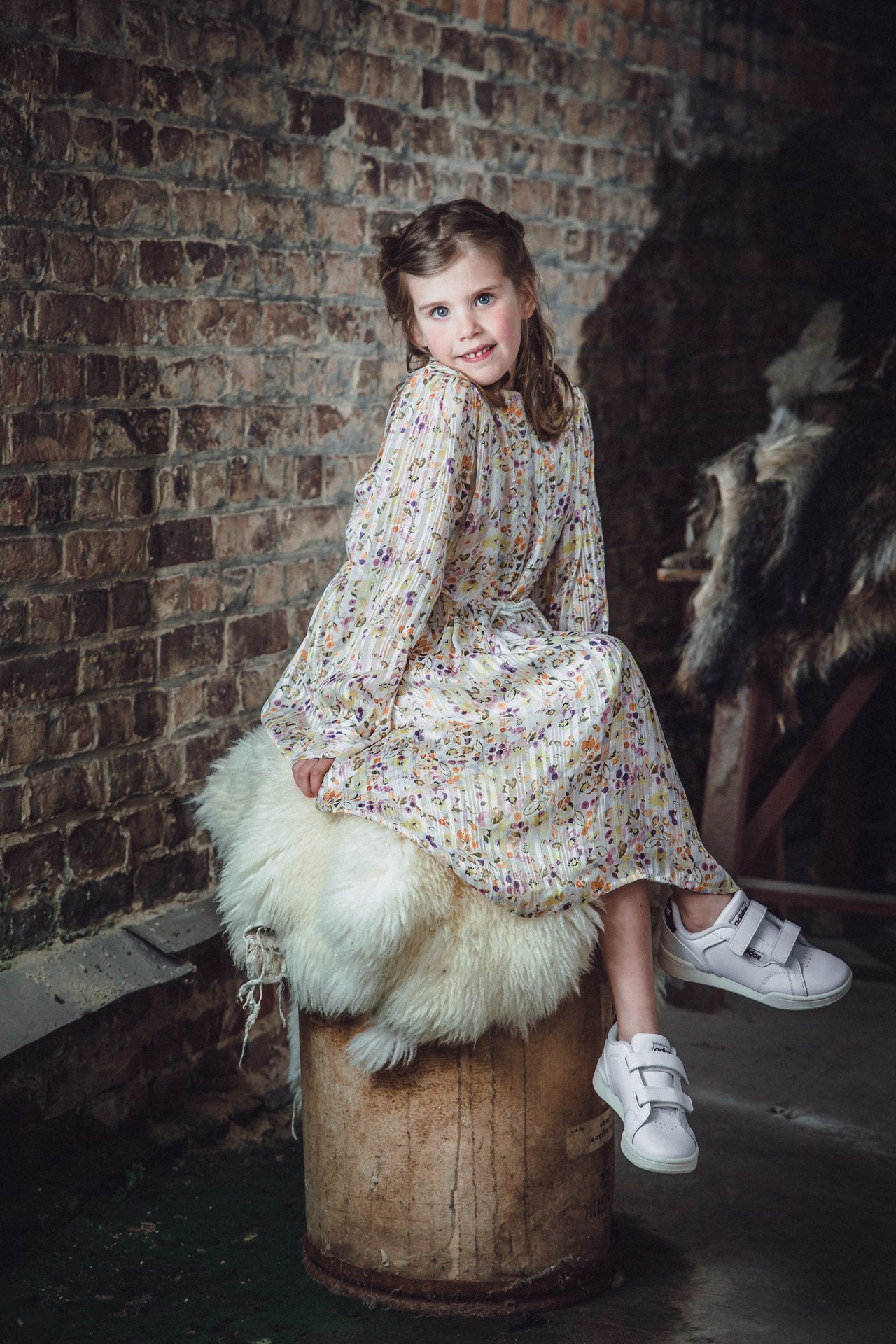 Industriële achtergrond met zachte lichtinval tijdens communieshoot.