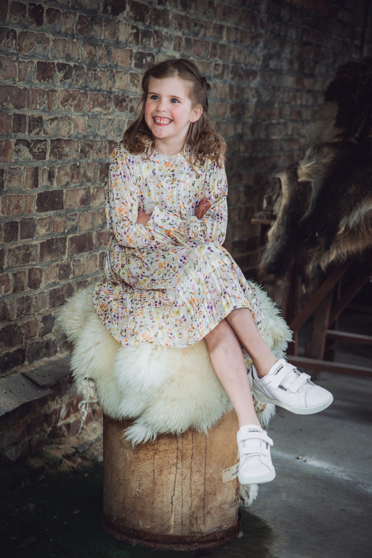 Industriële achtergrond met zachte lichtinval tijdens communieshoot.