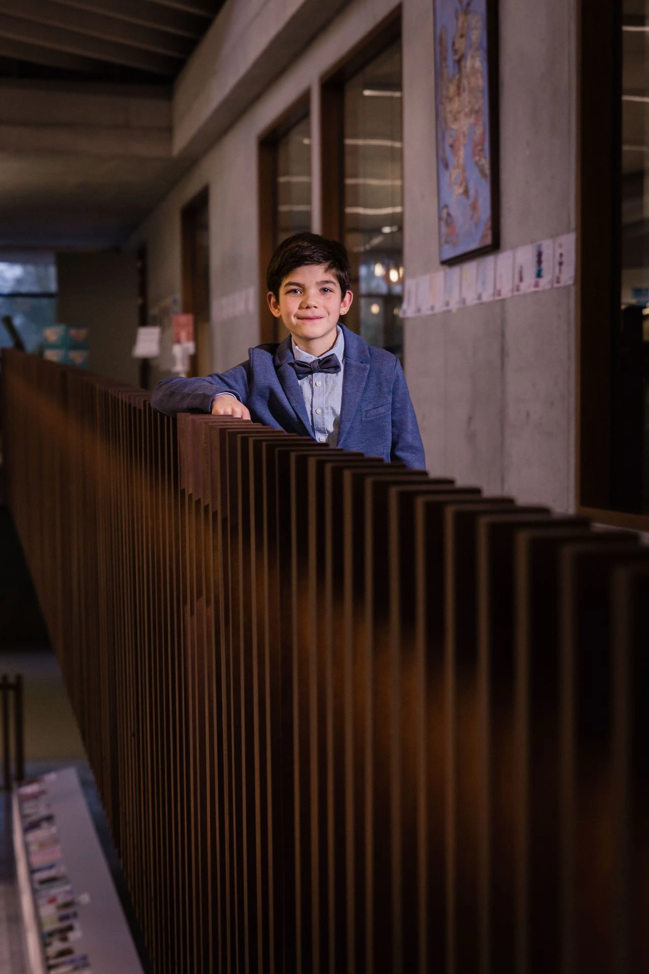 Fotoshoot tussen boekenkasten in bibliotheek met warme sfeer