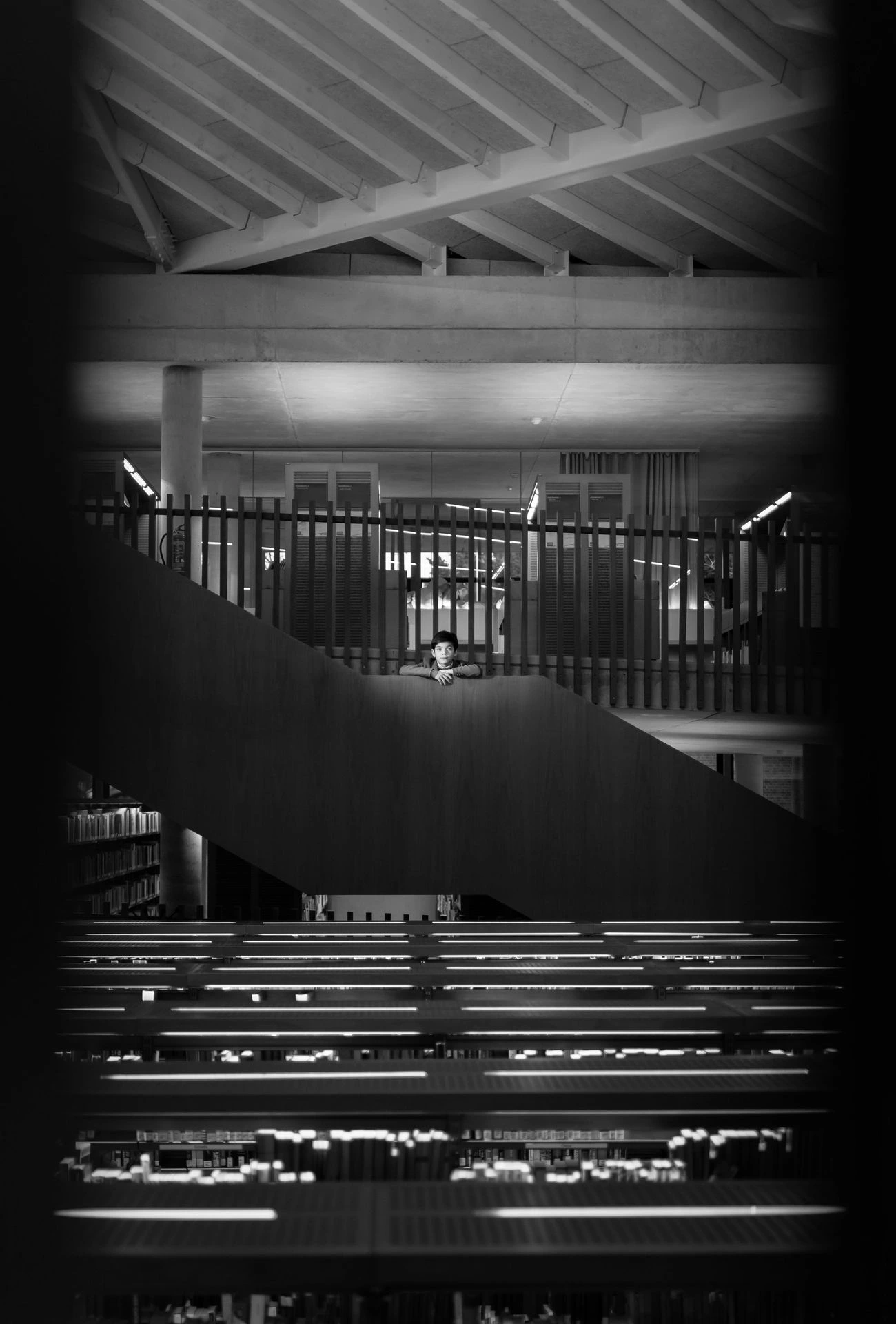 Fotoshoot tussen boekenkasten in bibliotheek met warme sfeer