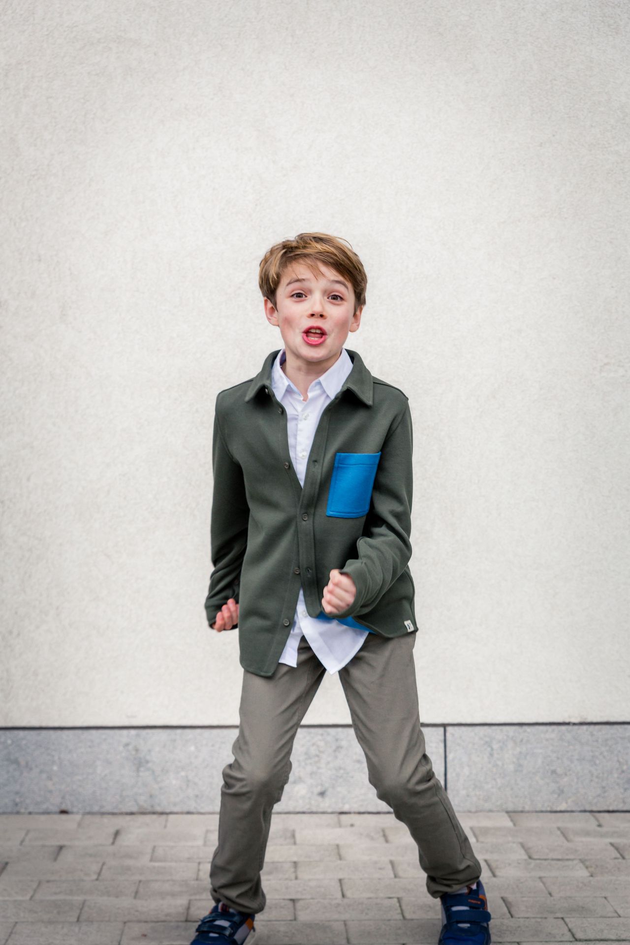 Gezin poseert samen tijdens buitenshoot nabij bibliotheek Waregem