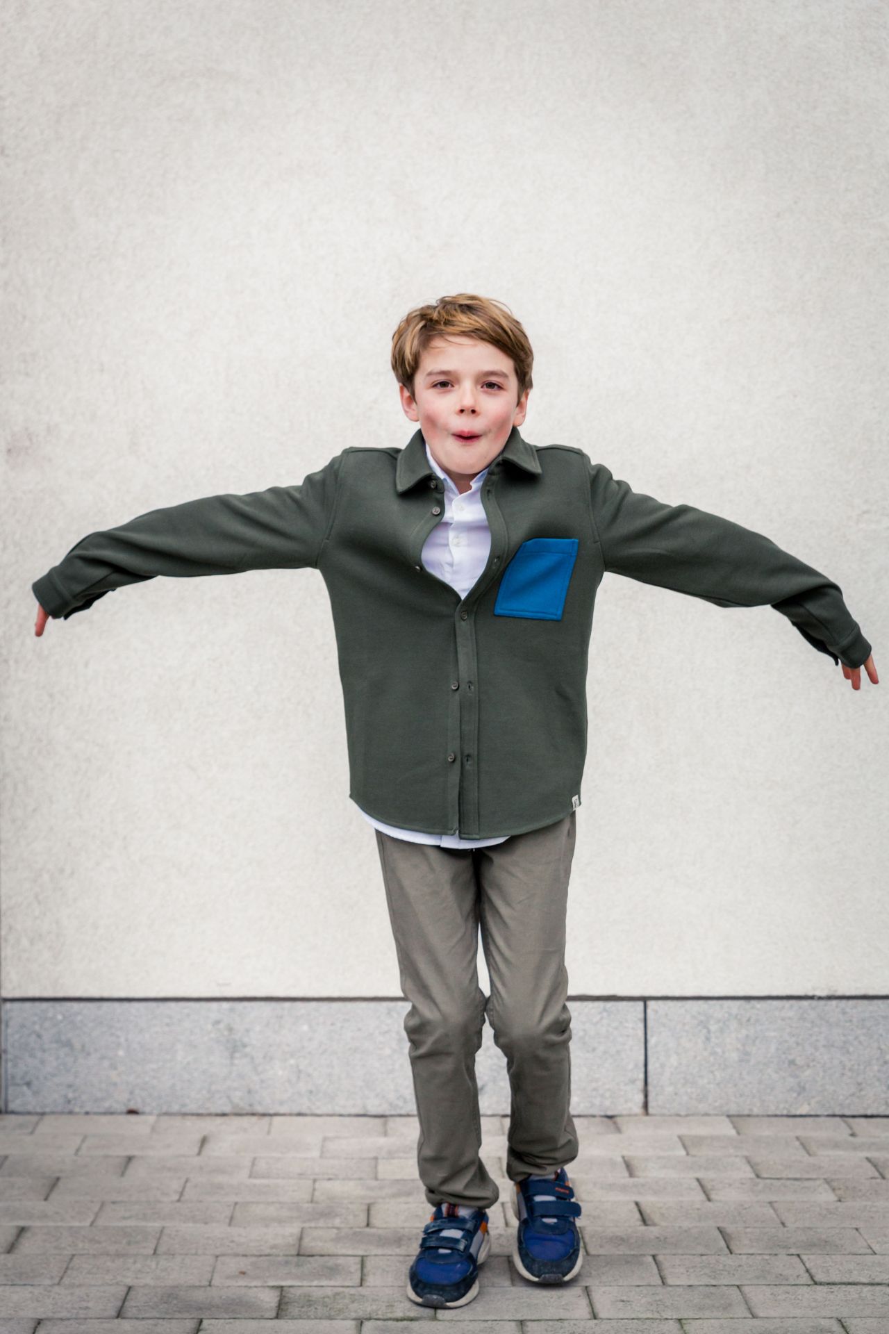 Gezin poseert samen tijdens buitenshoot nabij bibliotheek Waregem
