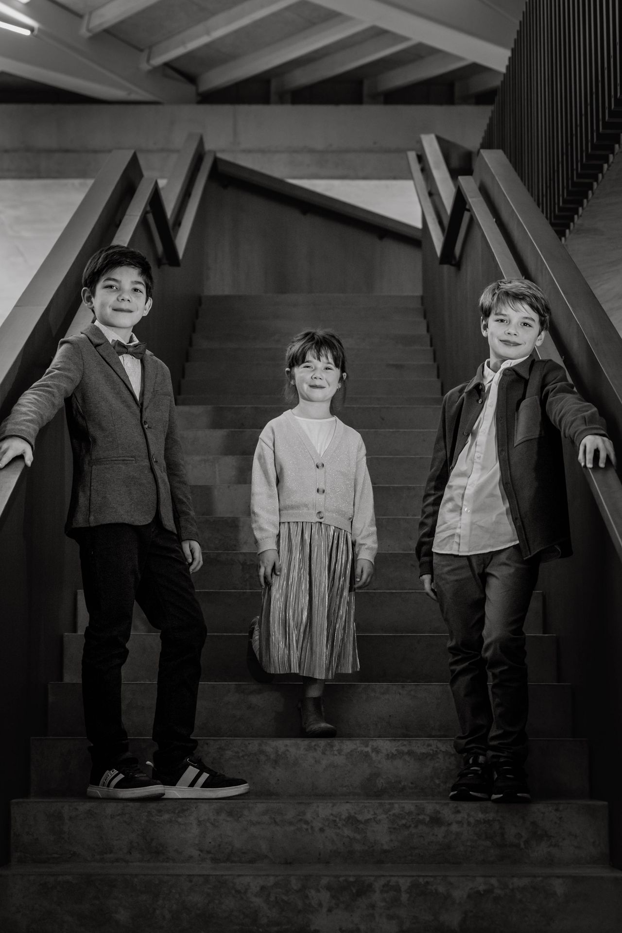 Fotoshoot tussen boekenkasten in bibliotheek met warme sfeer