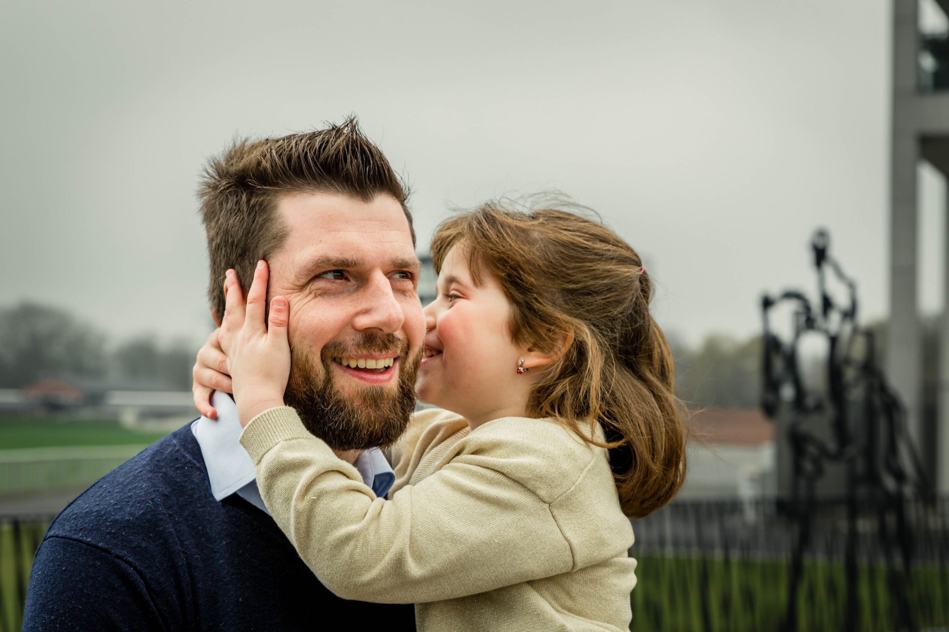 Gezin poseert samen tijdens buitenshoot nabij bibliotheek Waregem