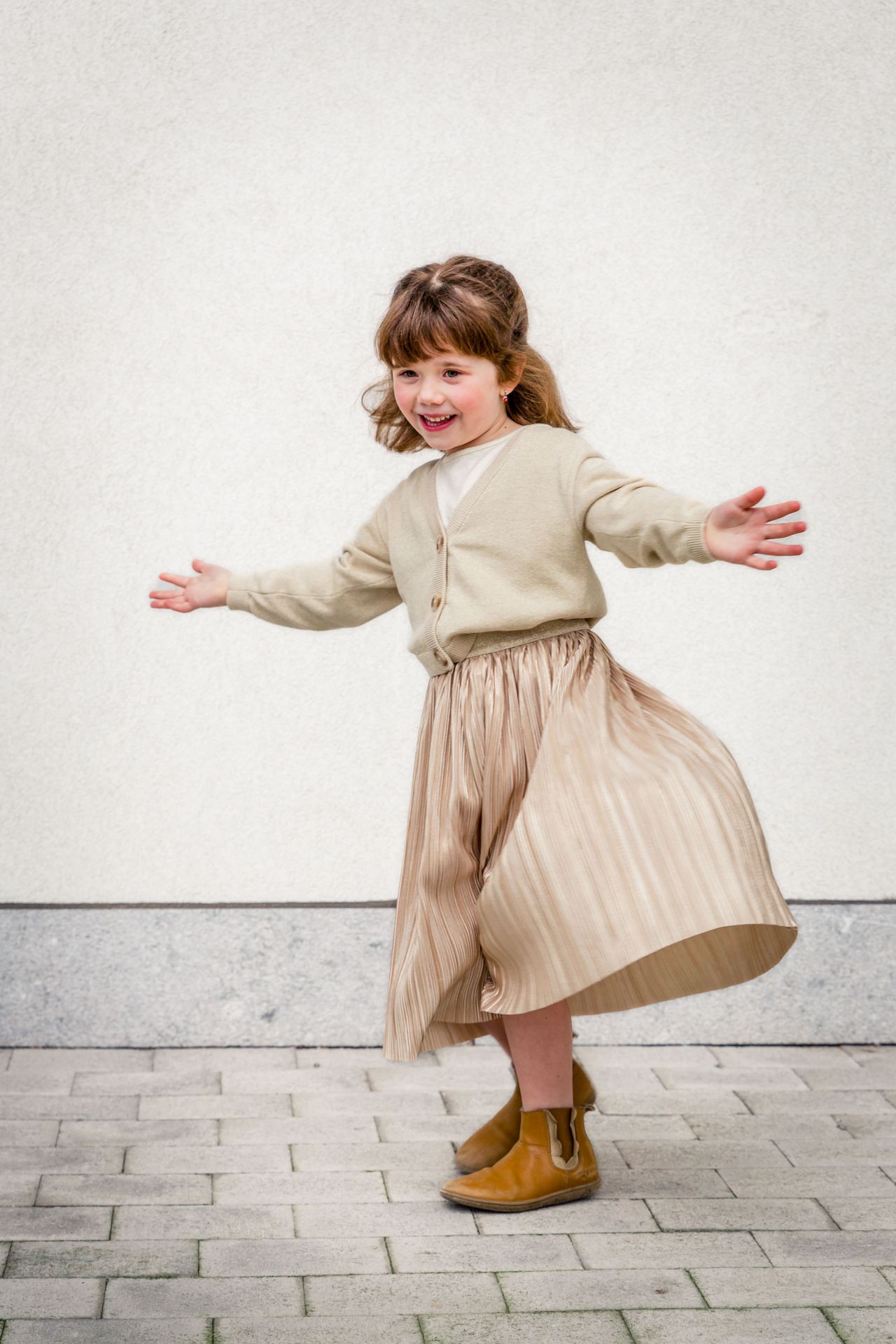 Gezin poseert samen tijdens buitenshoot nabij bibliotheek Waregem