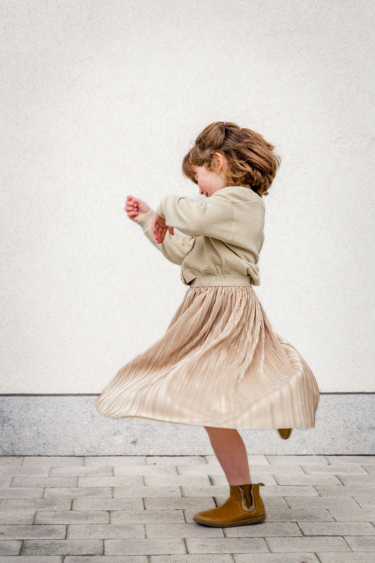 Gezin poseert samen tijdens buitenshoot bij bibliotheek.
