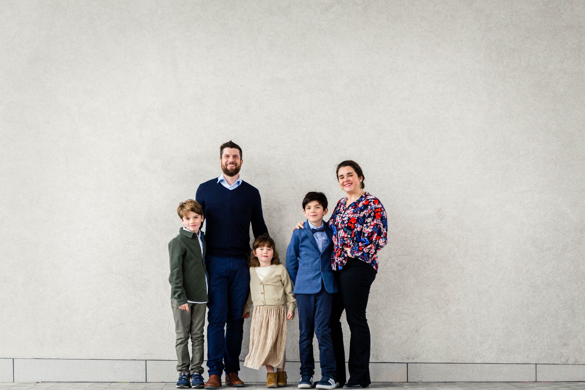 Gezin poseert samen tijdens buitenshoot nabij bibliotheek Waregem