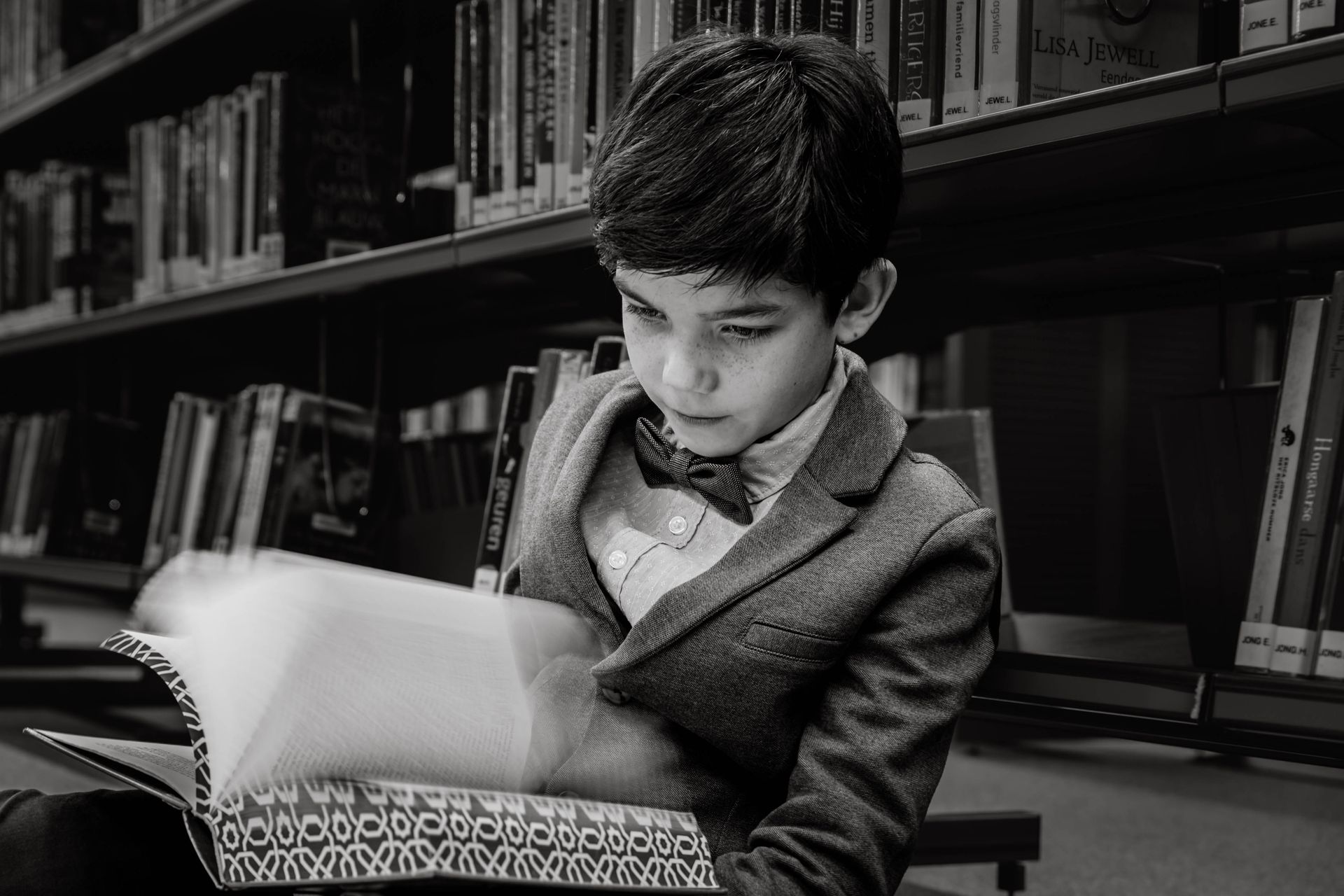 Fotoshoot tussen boekenkasten in bibliotheek met warme sfeer