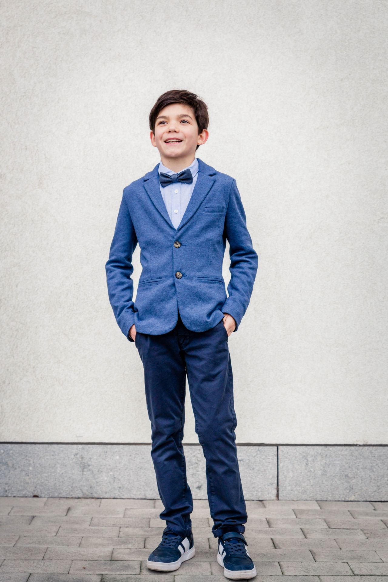 Gezin poseert samen tijdens buitenshoot bij bibliotheek.