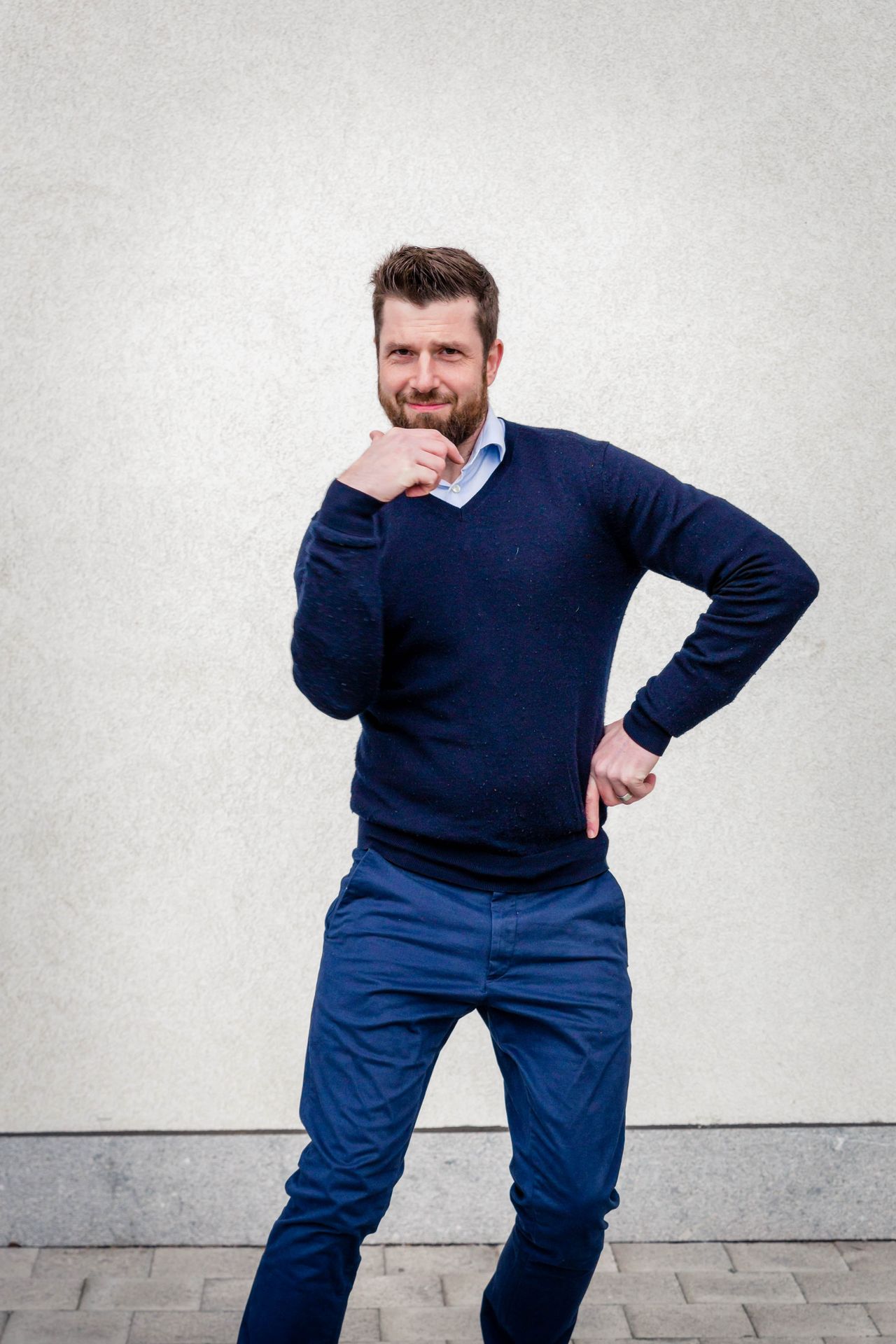 Gezin poseert samen tijdens buitenshoot nabij bibliotheek Waregem