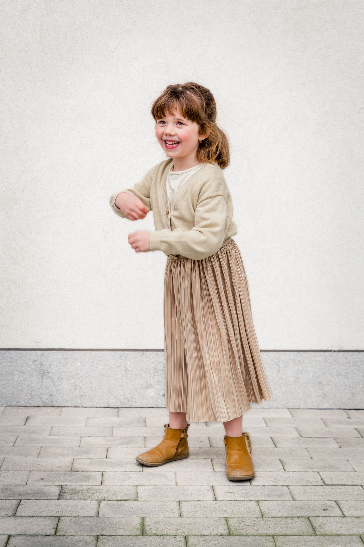 Gezin poseert samen tijdens buitenshoot bij bibliotheek.