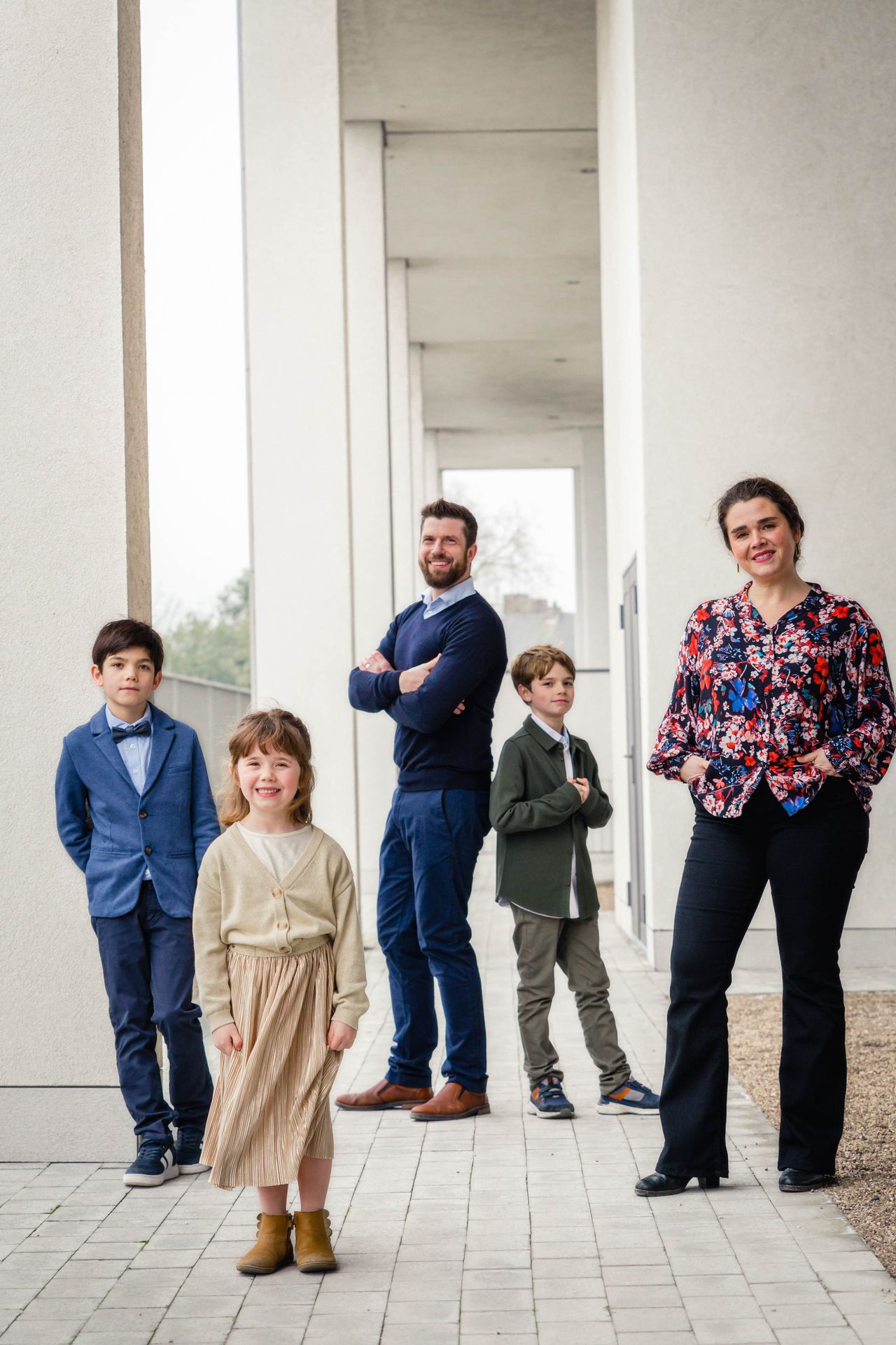 Gezin poseert samen tijdens buitenshoot nabij bibliotheek Waregem