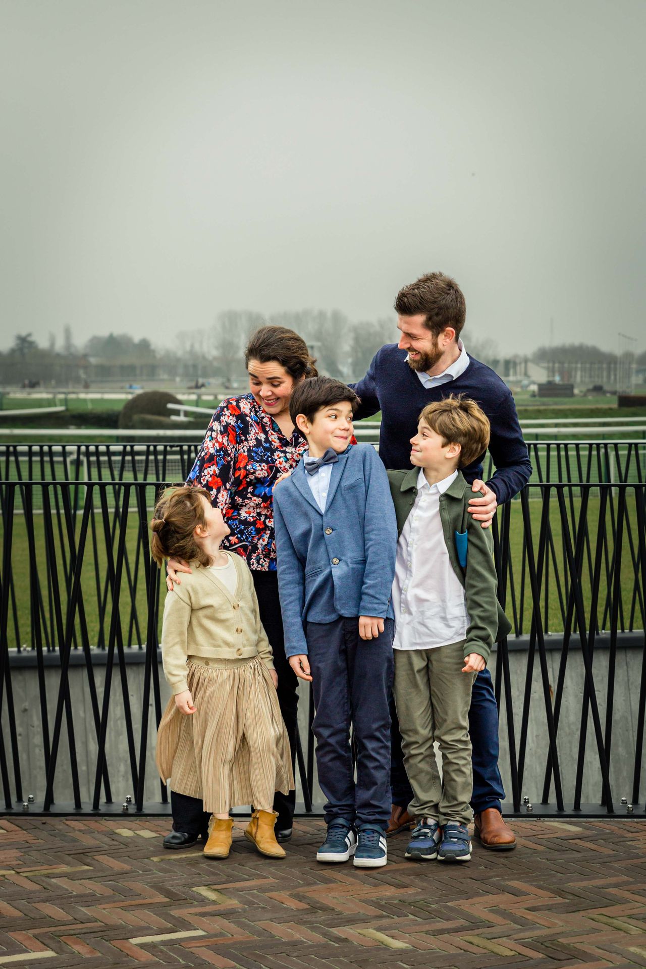 Gezin poseert samen tijdens buitenshoot nabij bibliotheek Waregem
