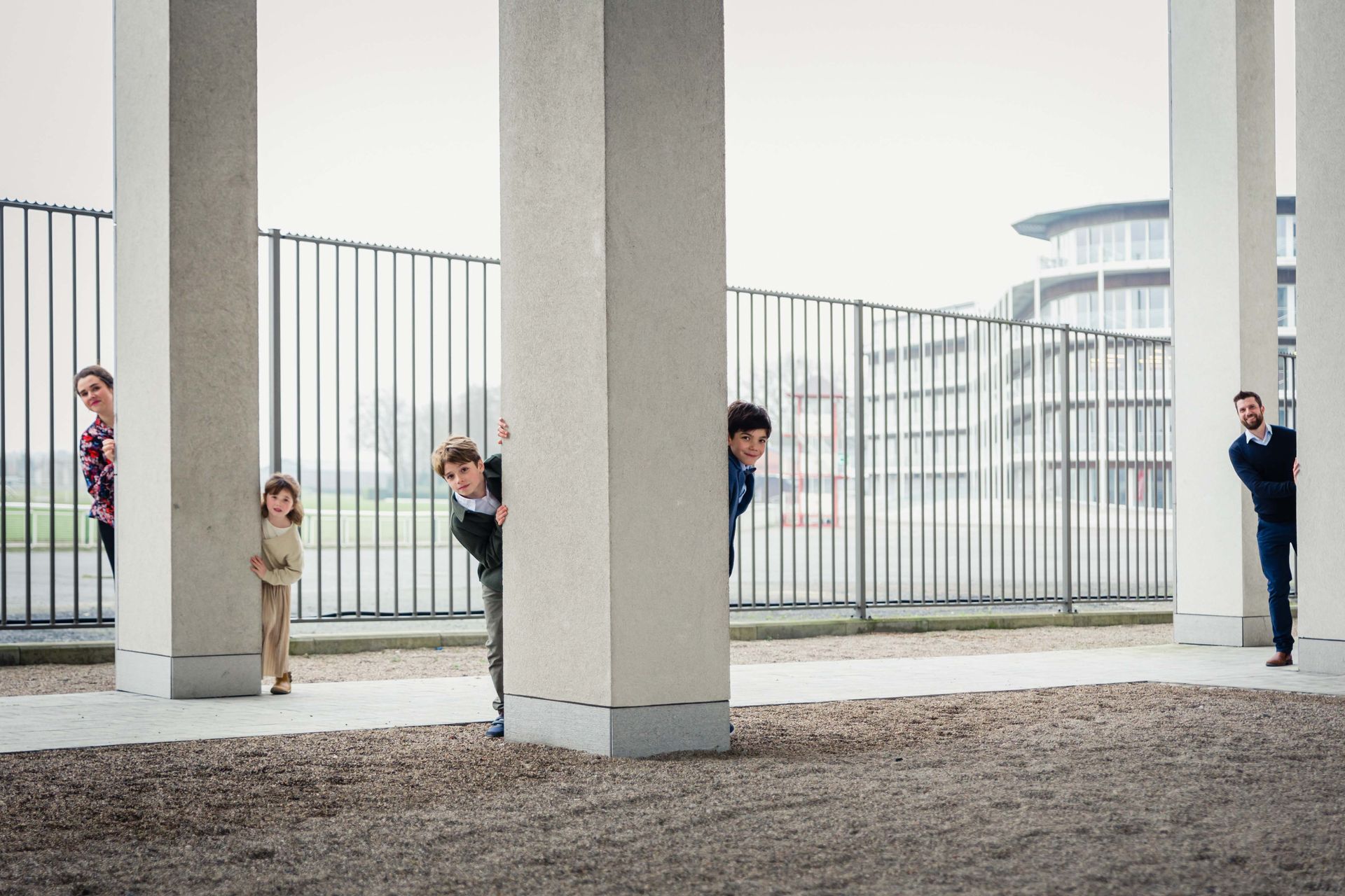 Gezin poseert samen tijdens buitenshoot nabij bibliotheek Waregem