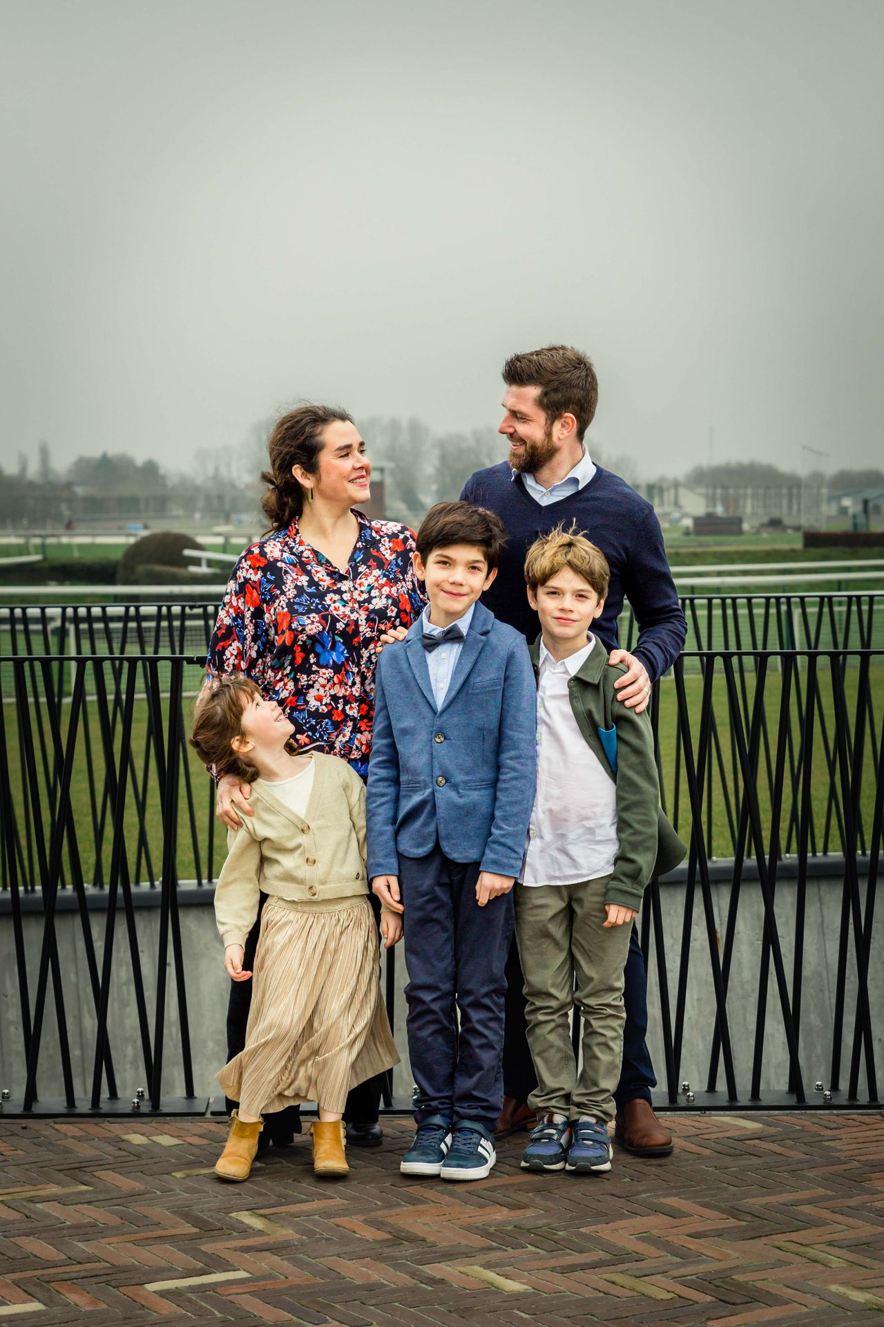 Gezin poseert samen tijdens buitenshoot nabij bibliotheek Waregem