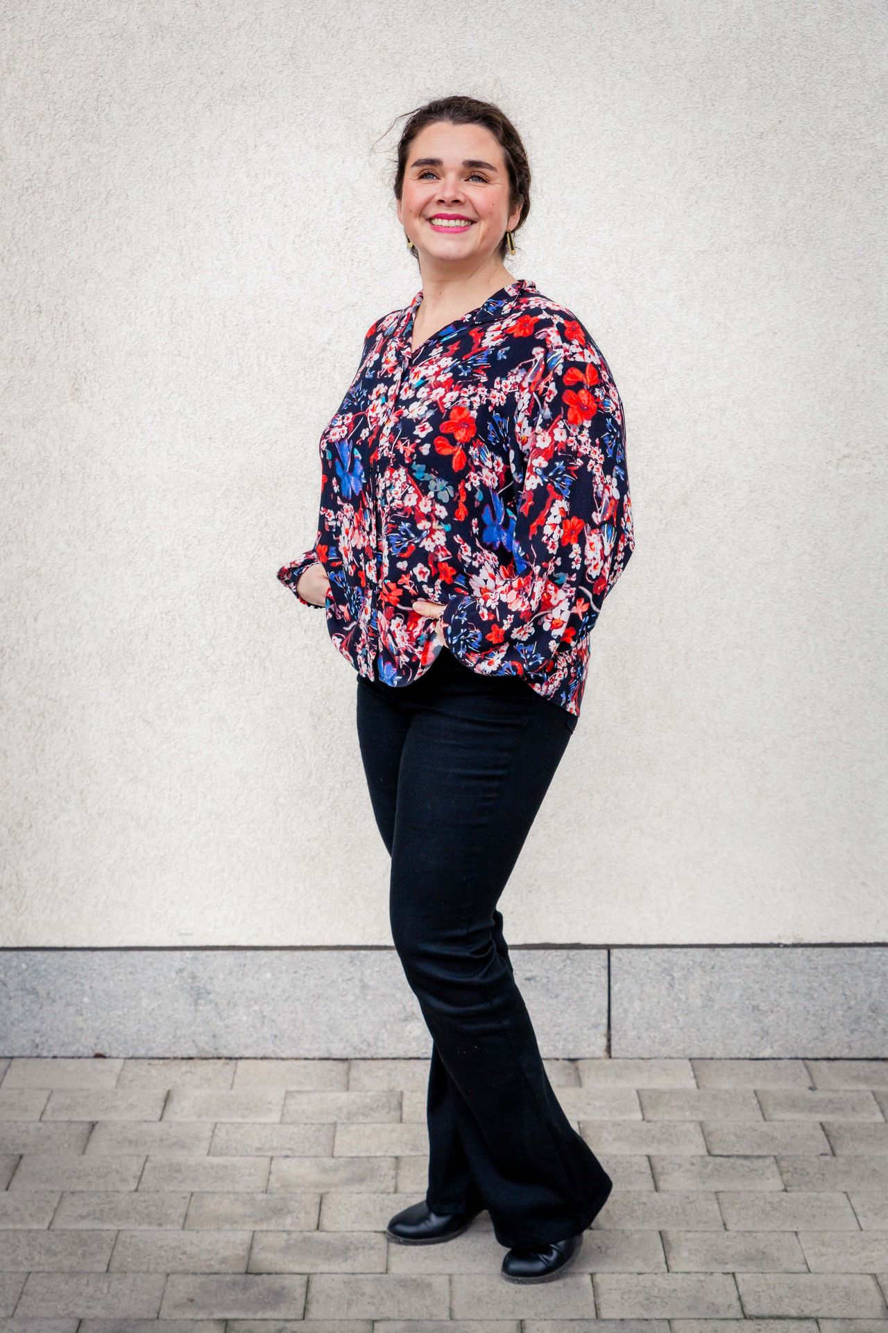 Gezin poseert samen tijdens buitenshoot bij bibliotheek.