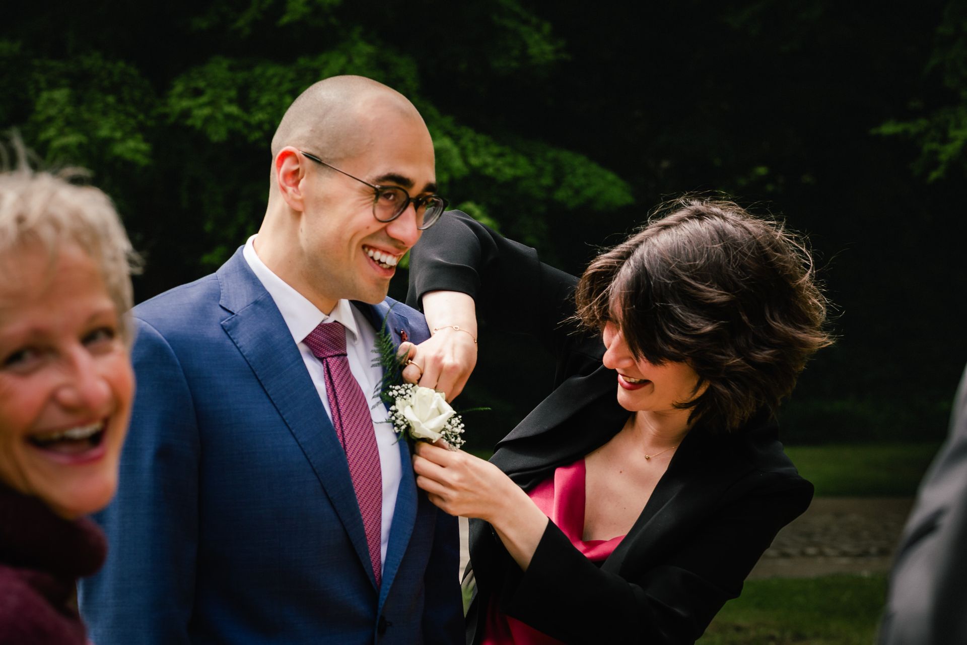 Spontane trouwfoto met familie tijdens een regenachtige huwelijksdag.