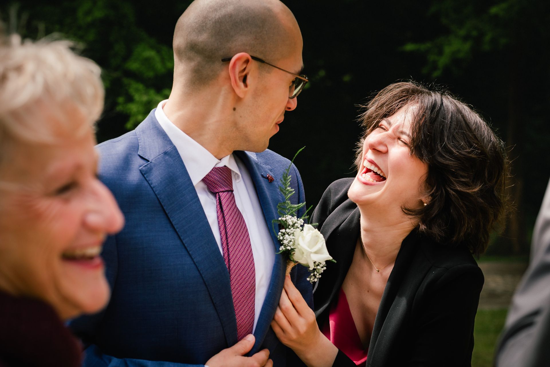 Spontane trouwfoto met familie tijdens een regenachtige huwelijksdag.