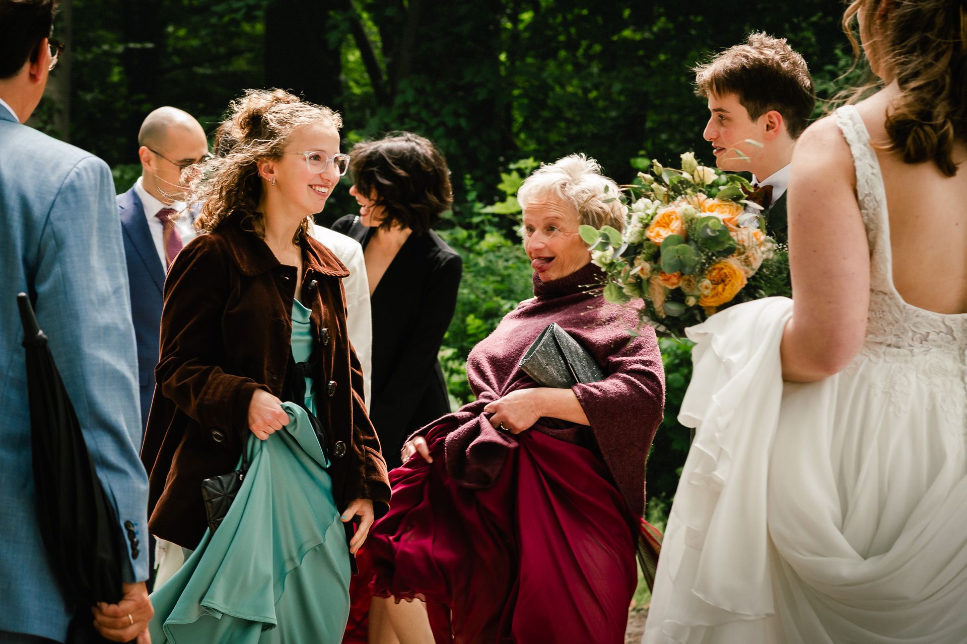 Spontane trouwfoto met familie tijdens een regenachtige huwelijksdag.