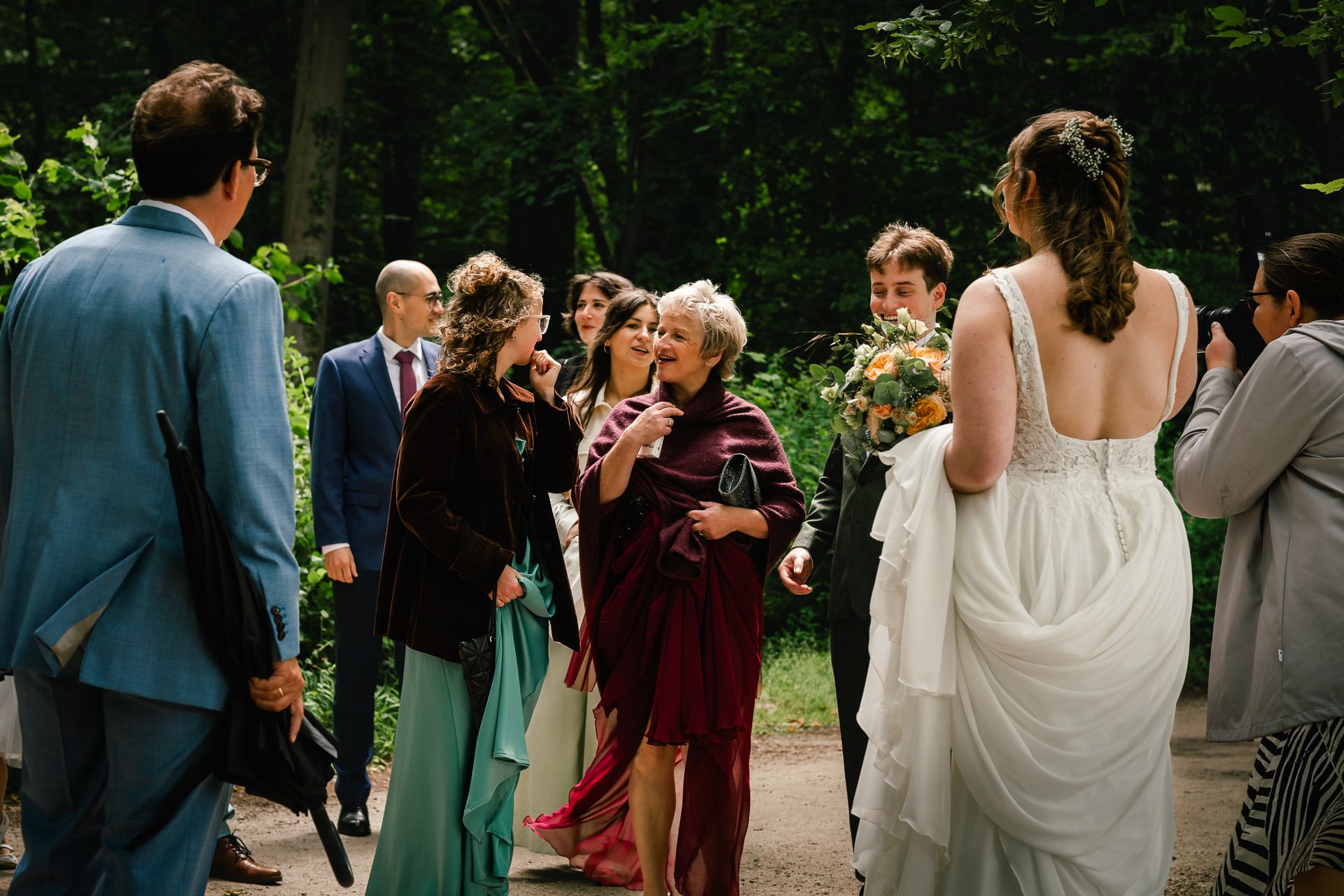 Spontane trouwfoto met familie tijdens een regenachtige huwelijksdag.