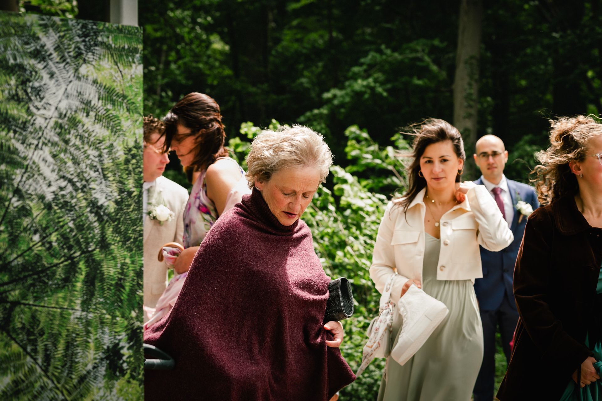 Spontane trouwfoto met familie tijdens een regenachtige huwelijksdag.