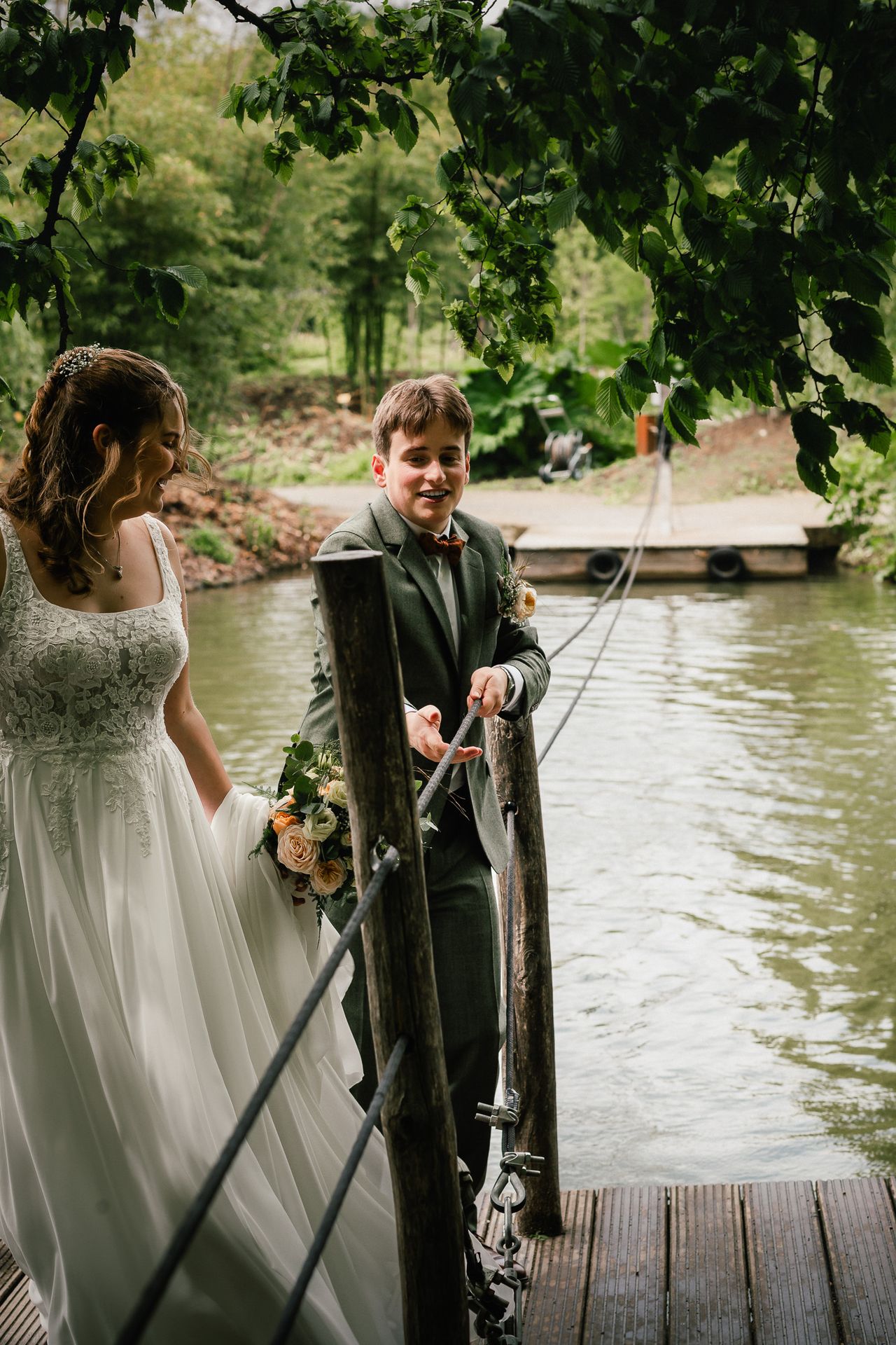 Bruidspaar dat geniet in de regen tijdens hun trouwdag in Plantentuin Meise.