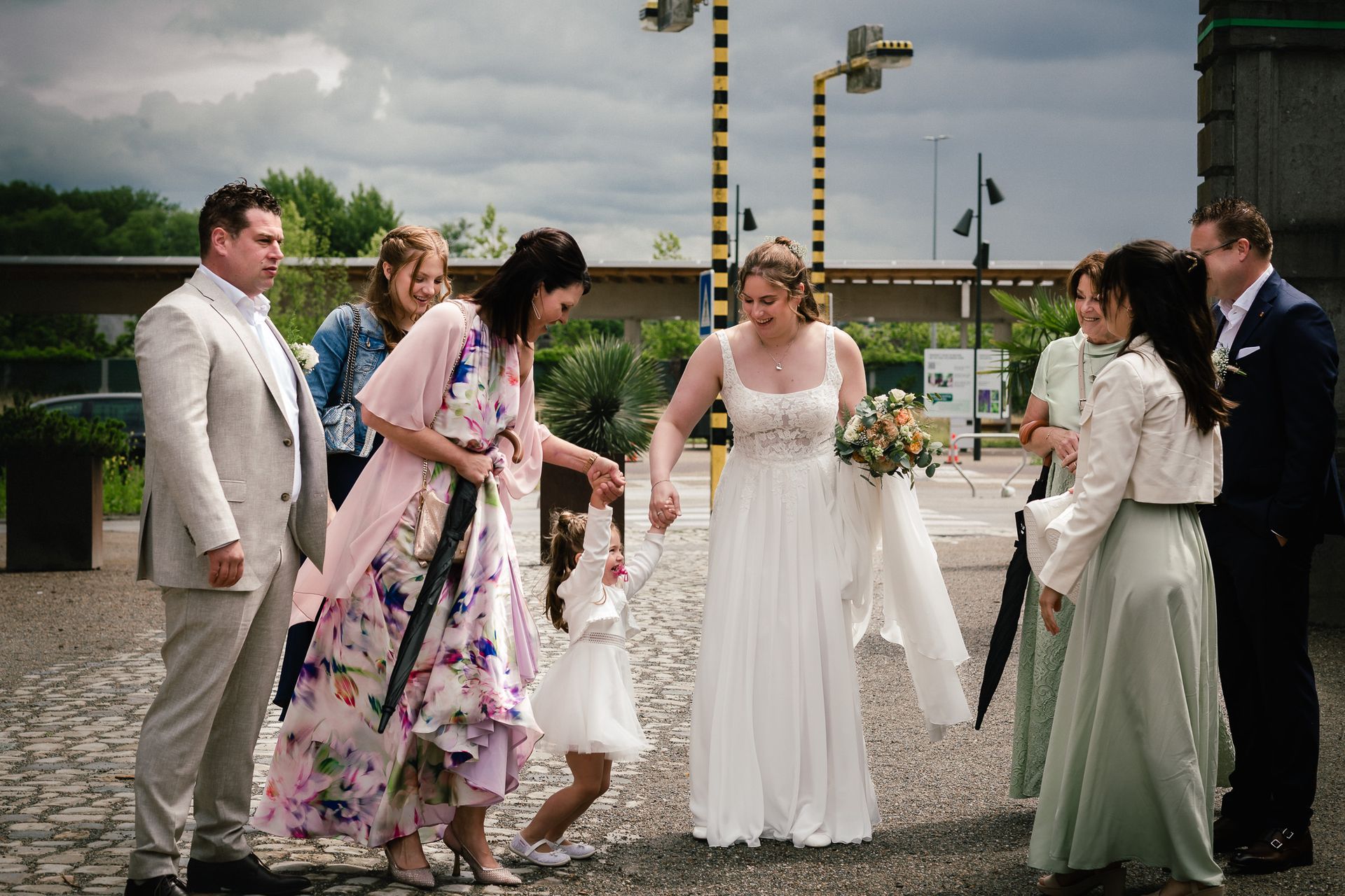 Bruidspaar dat geniet in de regen tijdens hun trouwdag in Plantentuin Meise.