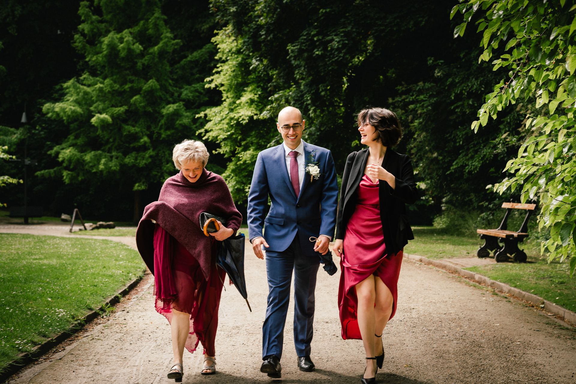 Spontane trouwfoto met familie tijdens een regenachtige huwelijksdag.