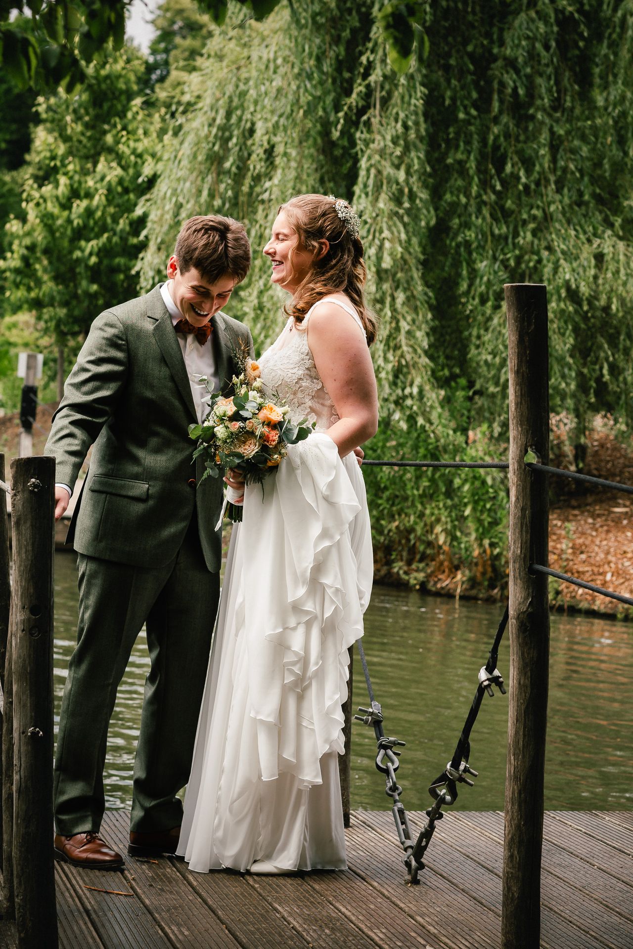 Bruidspaar dat geniet in de regen tijdens hun trouwdag in Plantentuin Meise.