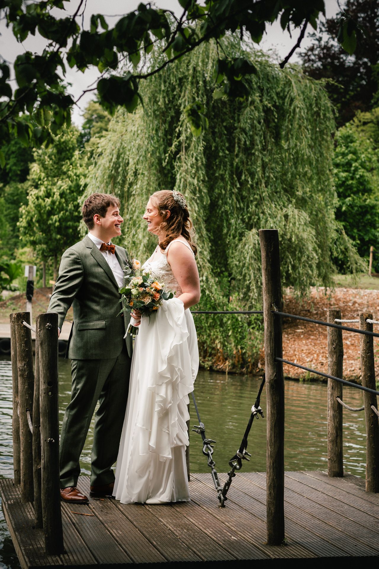 Bruidspaar dat geniet in de regen tijdens hun trouwdag in Plantentuin Meise.