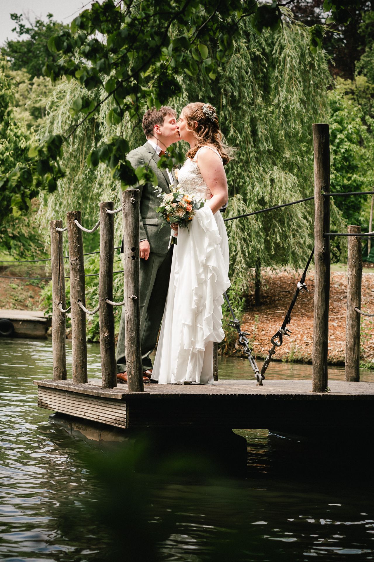 Bruidspaar dat geniet in de regen tijdens hun trouwdag in Plantentuin Meise.
