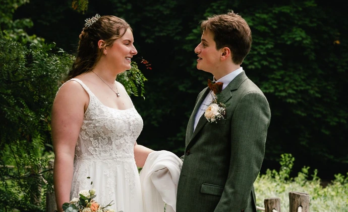 Bruidspaar dat geniet in de regen tijdens hun trouwdag in Plantentuin Meise.