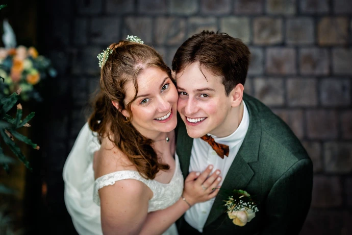 Bruidspaar dat geniet in de regen tijdens hun trouwdag in Plantentuin Meise.