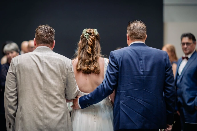 Familielid dat geëmotioneerd toekijkt tijdens het uitspreken van de geloften.