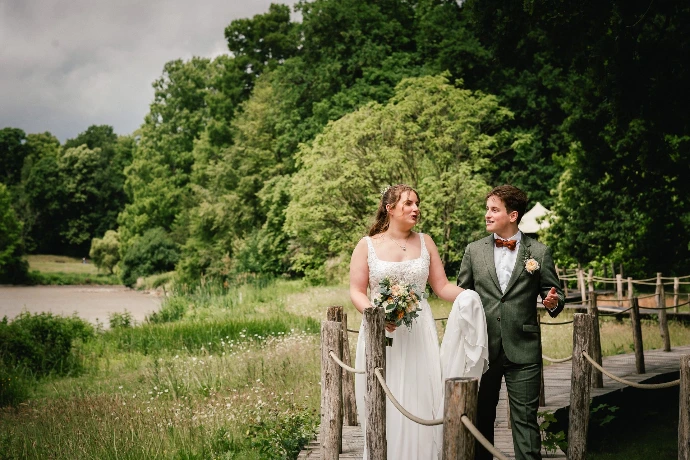 Bruidspaar dat geniet in de regen tijdens hun trouwdag in Plantentuin Meise.
