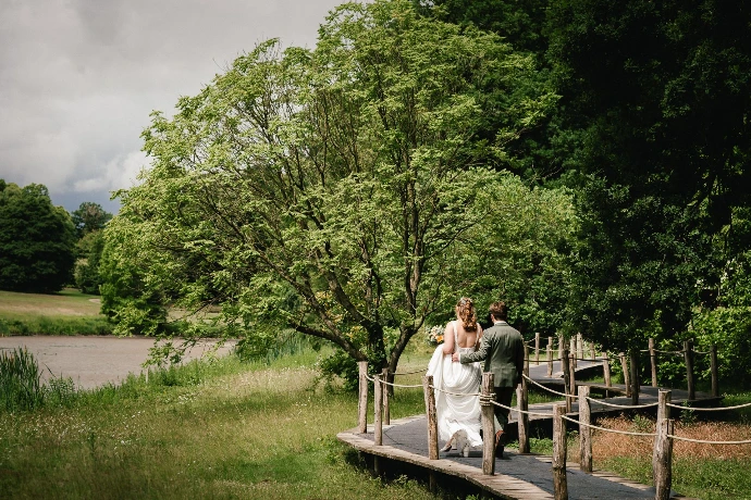 Bruidspaar dat geniet in de regen tijdens hun trouwdag in Plantentuin Meise.