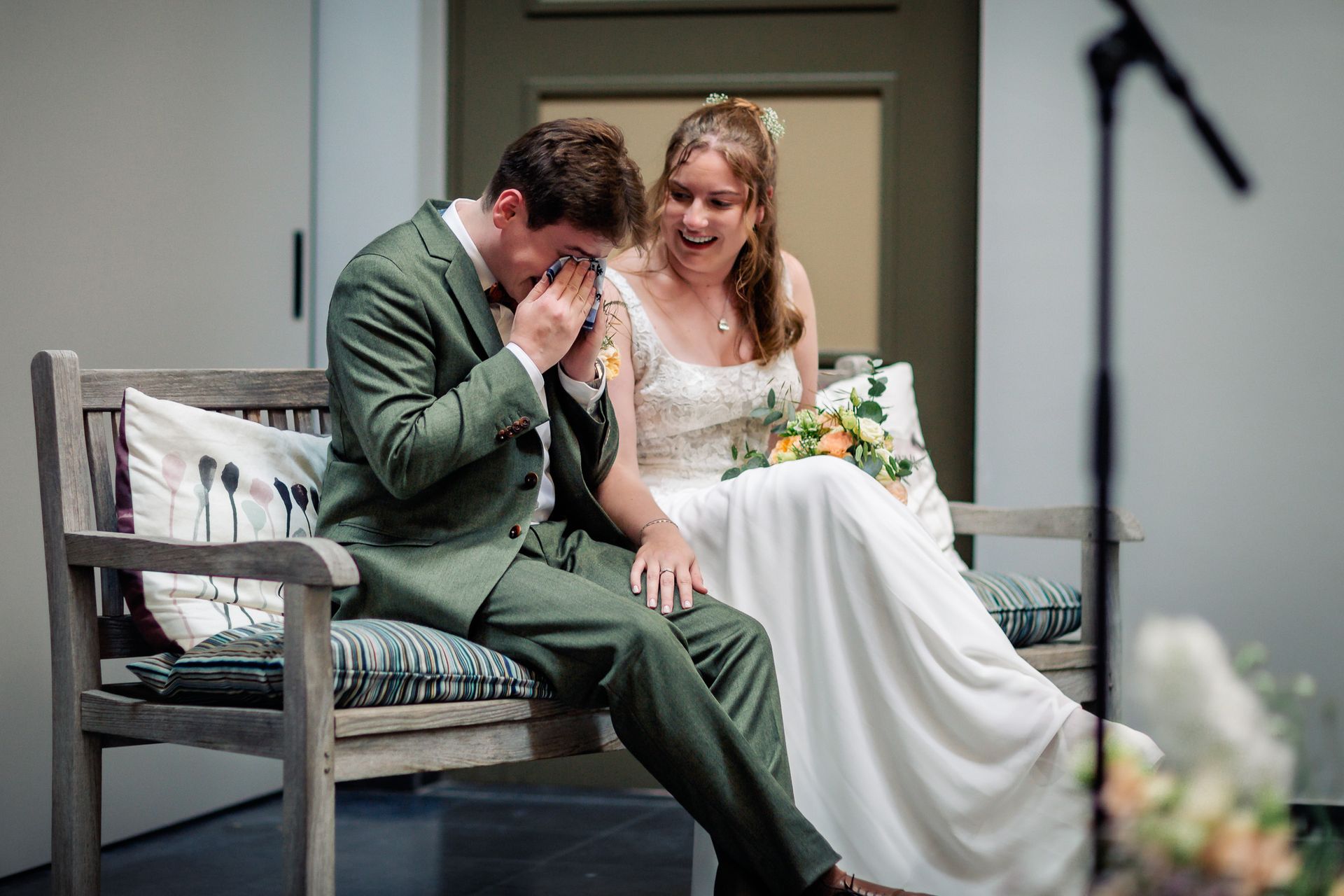 Familielid dat geëmotioneerd toekijkt tijdens het uitspreken van de geloften.