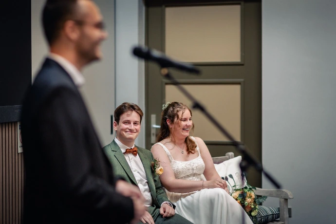 Familielid dat geëmotioneerd toekijkt tijdens het uitspreken van de geloften.